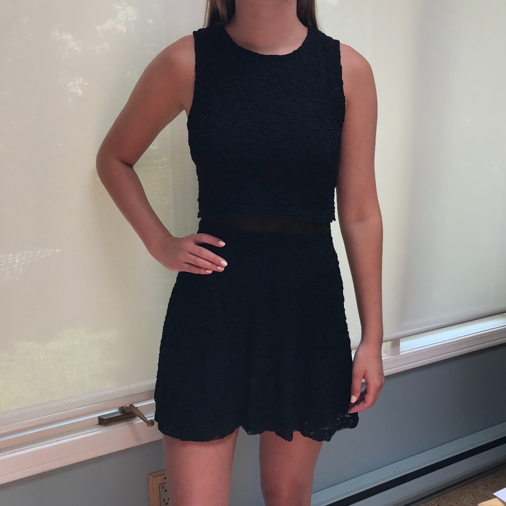 Flattering Lace Semi-Formal Dress